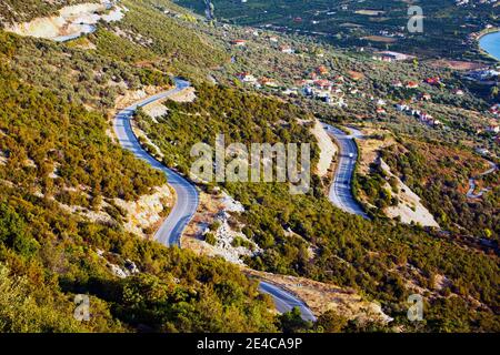 Eine kurvenreiche Straße führt von Palea Epidauros in die Berge, Argolis, Griechenland Stock Photo