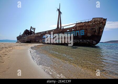 Die Dimitrios war ein Küstenmotorschiff, das am 23. Dezember 1981 auf dem Strand in Valtaki (Gemeinde Evrotas), strandete. Halbinsel Mani, Peloponnes, Griechenland Stock Photo