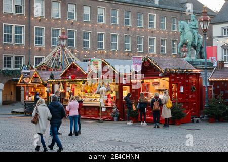 Duesseldorf, North Rhine-Westphalia, Germany - Empty Duesseldorf old town in times of the corona crisis during the second part of the lockdown, few Christmas market stalls on the market square in front of the town hall. Stock Photo