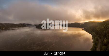 Germany, Thuringia, Hohenwarte, Hohenwartestausee, low-hanging clouds, wisps of fog, morning light, panorama Stock Photo