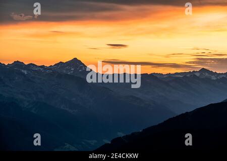 Sand in Taufers, Bolzano Province, South Tyrol, Italy. Sunrise at the summit of Speikboden Speikboden with a view over the Ahrntal to the Rauchkofel Stock Photo