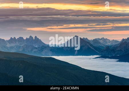 Sand in Taufers, Bolzano Province, South Tyrol, Italy. Sunrise at the summit of Speikboden Speikboden with a view over the Pustertal to the Dolomites with the Three Peaks Stock Photo