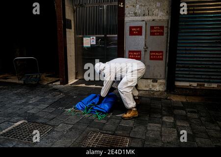 Hong Kong, China. 23rd Jan, 2021. Government worker wears personal protective equipment is seen within the lockdown area in Jordon district. Hong Kong government locked down tens of thousand of residents to contain a worsening outbreak of the coronavirus. Credit: Keith Tsuji/ZUMA Wire/Alamy Live News Stock Photo