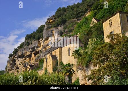 La vieille église en pierre de La Roque-Gageac (24250) village de roche classé plus beau village de France dans le Périgord. Dans le département de Do Stock Photo