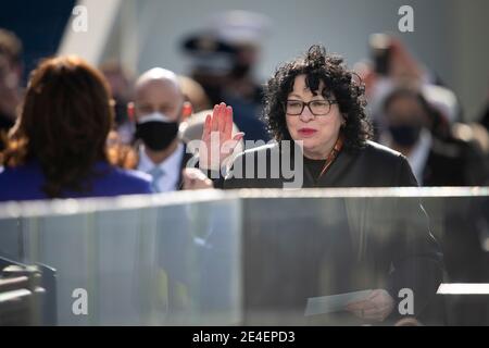 Washington, United States Of America. 20th Jan, 2021. U.S. Supreme Court Justice Sonia Sotomayor administers the oath of office to Vice President Kamala Harris during the 59th Presidential Inauguration ceremony at the West Front of the U.S. Capitol January 20, 2021 in Washington, DC Credit: Planetpix/Alamy Live News Stock Photo