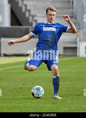 Karlsruhe, Germany. 23rd Jan, 2021. Soccer: 2. Bundesliga, Karlsruher SC - 1. FC Heidenheim, Matchday 17 at Wildparkstadion. Karlsruhe's Marco Thiede. Credit: Uli Deck/dpa - IMPORTANT NOTE: In accordance with the regulations of the DFL Deutsche Fußball Liga and/or the DFB Deutscher Fußball-Bund, it is prohibited to use or have used photographs taken in the stadium and/or of the match in the form of sequence pictures and/or video-like photo series./dpa/Alamy Live News