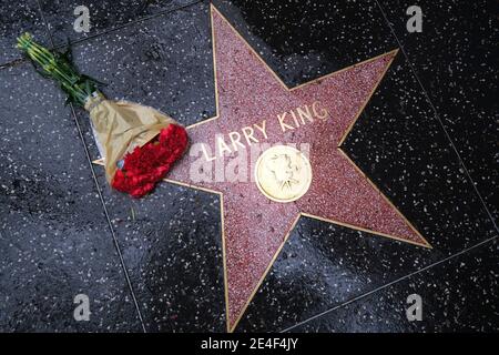 Los Angeles, California, USA. 23rd Jan, 2021. Flowers are placed at the star of Larry King on the Hollywood Walk of Fame, Saturday, Jan. 23, 2021, in Los Angeles. Former CNN talk show host and broadcasting legend Larry King died this morning at Cedars-Sinai Medical Center in Los Angeles. He was 87. King was hospitalized in late December after contracting COVID-19 and spent time in the hospital's intensive care unit. But no cause of death was released. Credit: Ringo Chiu/ZUMA Wire/Alamy Live News Stock Photo