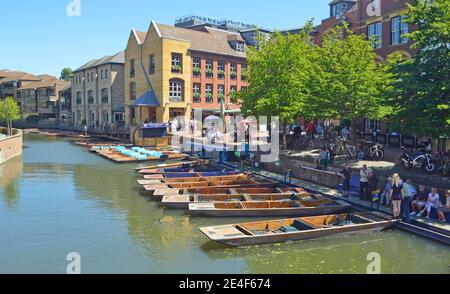 : The river Cam at Cambridge with punts and Magdalene College. Stock Photo