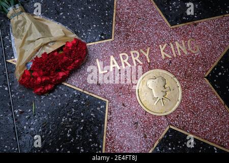 Los Angeles, California, USA. 23rd Jan, 2021. Flowers are placed at the star of Larry King on the Hollywood Walk of Fame. Former CNN talk show host and broadcasting legend Larry King died this morning at Cedars-Sinai Medical Center in Los Angeles. He was 87. King was hospitalized in late December after contracting COVID-19 and spent time in the hospital's intensive care unit. But no cause of death was released. Credit: Ringo Chiu/ZUMA Wire/Alamy Live News Stock Photo