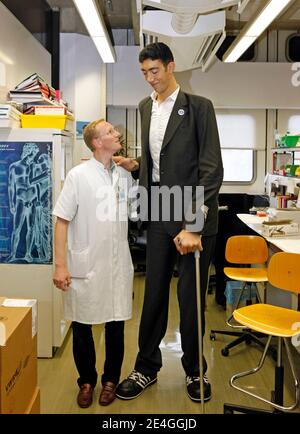 EXCLUSIVE. Turk Sultan Kosen, who is the current record holder of the tallest living man in the world as recognised by Guinness World Records, poses with Dutch endocrinologist Wouter de Herder, Chairman The European Neuroendocrine Tumor Society (ENETS) at Erasmus MC hospital in Rotterdam, The Netherlands on November 9, 2009. Sultan is in Holland as part of a world tour to promote the Guinness Book of Records 2010. Born on September 27, 1982 in eastern Turkey, Sultan is 2,46m tall et has shoe size 60. Due to his extreme size he never worked. Photo by Alain Gil Gonzales/ABACAPRESS.COM Stock Photo