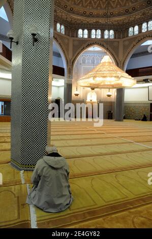 View of prayer room at the Geneva mosque in the neighbourhood of Le Petit-Saconnex in Geneva, Switzerland on November 30, 2009. In Switzerland a referendum on Sunday voted for a constutional ban on the construction of towers attached to mosques from where Muslims are traditionally called to prayer. Photo by Loona/ABACAPRESS.COM Stock Photo