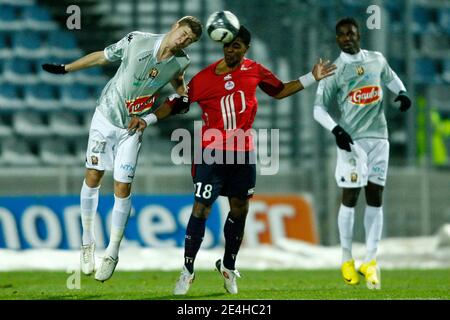 Lille's Franck Beria fights for the ball with Le Mans' Guillaume Loriot during the French First League soccer match, Lille OSC (LOSC) vs Le Mans (LMUC 72) at Lille Metropole Stadium in Lille, north of France on december 20, 2009. Lille won 3-0. Photo by M Stock Photo