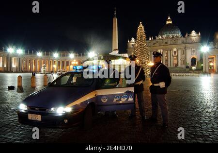 Italian policemen during a patrol in front of Saint Peter's Basilica at the Vatican, in Rome, Italy, on December 17, 2003. The Vatican says it will review its security procedures after a woman jumped a barrier in St. Peter's Basilica during Christmas Eve Mass and knocked down the pope.The pope is protected by a combination of Swiss Guards, Vatican police and Italian police. Photo by Eric Vandeville/ABACAPRESS.COM Stock Photo