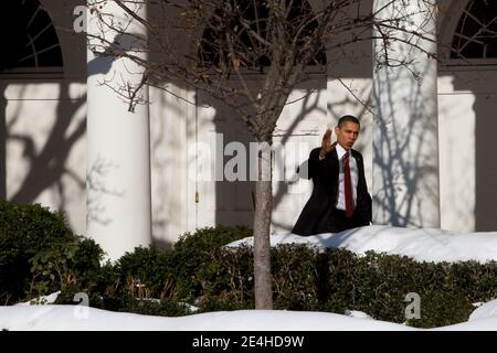 US President Barack Obama walks from the Oval Office to the White House residence in Washington DC, USA on December 24, 2009. Photo by Brendan Hoffman/ABACAPRESS.COM Stock Photo