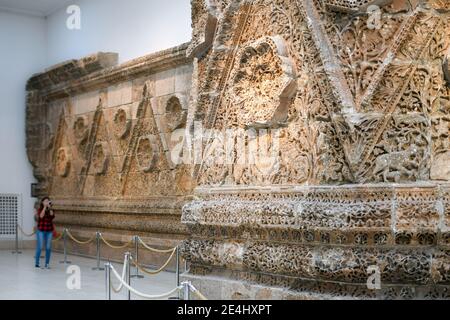 A tourist photographs the Mshatta Facade wall, 8th century palace of Qasr Mshatta, one of the Desert Castles of Jordan, in the Berlin Pergamon Museum Stock Photo