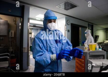 Porto, Portugal. 23rd Jan, 2021. A health worker wearing a protective suit removes gloves in a ward at the University Hospital of São João do Porto.The University Hospital of São João do Porto, a central hospital in the northern region, receives patients with Covid-19. Portugal currently has 609,136 confirmed cases, 441,556 recoveries and 9,920 death, making it the worst country in the world with the most new cases per million inhabitants. Credit: SOPA Images Limited/Ģ����ý Live News Stock Photo