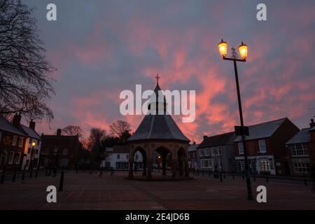 Bingham, Nottinghamshire, UK. 24th Jan 2021. Dawn colours over the Buttercross in Bingham market square, Nottinghamshire. Neil Squires/Alamy Live News Stock Photo