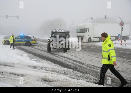 Hilden Germany 24th Jan 21 A Landrover Defender Pulls A 40 Tonne Truck Off The 6 Motorway The Truck Was Stuck In The Snow Near Dusseldorf Credit David Young Dpa Alamy Live News Stock Photo