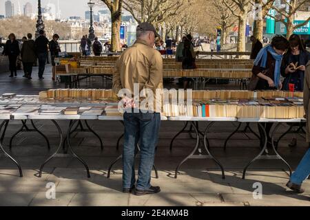 Secondhand book stall under the flyover on the South Bank of the River Thames in London on a bright but chilly April morning. 01 April 2014. Photo: Neil Turner Stock Photo