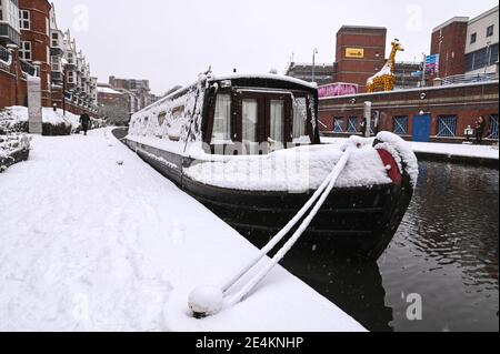 Birmingham, UK. 24th Jan, 2021. Heavy snow hit Birmingham today . Several people came out for their essential exercise along the canals that were blanketed with snow. Pic by Credit: Stop Press Media/Alamy Live News Stock Photo