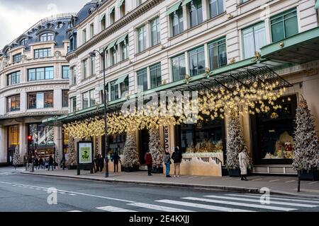 Paris France, Christmas Lighting on Building Hermes Luxury Goods Store  with Special Decorations at night, rue du faubourg saint honoré chic Stock  Photo - Alamy