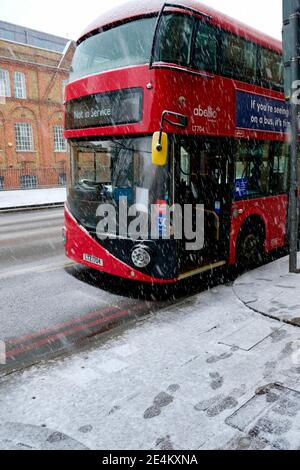 Kennington Park, London, UK. 24th January 2021. London bus waits at bus stop having been taken out of service due to snow disruption in London, UK. Credit: Harrison Hodgkins/Alamy Live News. Stock Photo