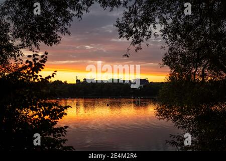 Sunset summer sunrise sky at Kings Mill Reservoir in Mansfield Nottinghamshire hospital reflection of stunning orange skies  Nottingham silhouette eve Stock Photo