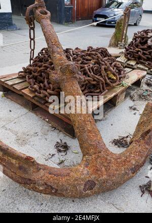Rusty anchor and chain, Port Isaac Harbour, Cornwall, UK Stock Photo
