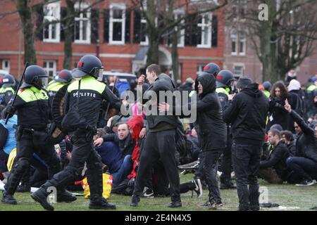 Amsterdam, Netherlands. 24th Jan, 2021. Dutch anti-riot police reacts to disperse protestor during an illegal anti-lockdown demonstration at the Museumplein amid the coronavirus pandemic on January 24, 2021 in Amsterdam, Netherlands. (Photo by Paulo Amorim/Sipa USA) Credit: Sipa USA/Alamy Live News Stock Photo