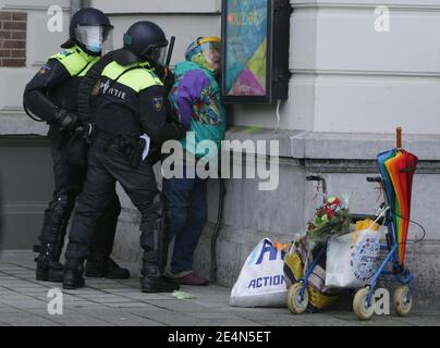 Amsterdam, Netherlands. 24th Jan, 2021. Dutch anti-riot police officers arrest a protester during a illegal anti-lockdown demonstration at the Museumplein amid the coronavirus pandemic on January 24, 2021 in Amsterdam, Netherlands. (Photo by Paulo Amorim/Sipa USA) Credit: Sipa USA/Alamy Live News Stock Photo