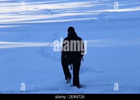 Mann im Schnee Stock Photo