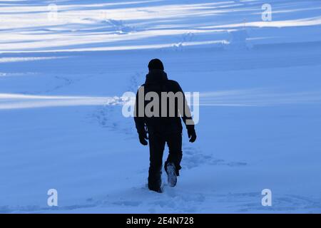Mann im Schnee Stock Photo