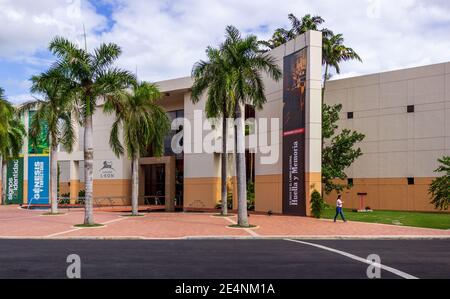 The Eduardo León Jimenes Cultural Centre, also known as Centro León (León Centre), sits amid palms in Santiago de los Caballeros, Dominican Republic. Stock Photo