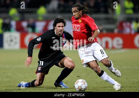 Manchester United's Oliveira Anderson challenges Olympique Lyonnais' Fabio Grosso during the UEFA Champions League first knockout round, first leg match between Lyon and Manchester United at the Stade Gerland in Lyon, France on February 20, 2008. The match ended in a 1-1- draw. Photo by Mehdi Taamallah/Cameleon/ABACAPRESS.COM Stock Photo