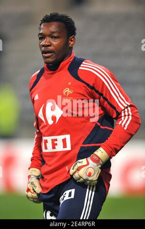 France's goalkeeper Steve Mandanda during his training before the kick off of the friendly soccer match, France A' vs Mali at the Charlety stadium in Paris, France on March 25, 2008. France defeats Mali 3-2. Photo by Steeve McMay/Cameleon/ABACAPRESS.COM Stock Photo