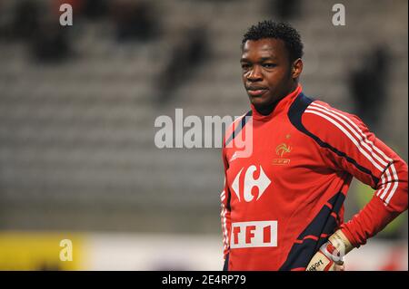 France's goalkeeper Steve Mandanda during his training before the kick off of the friendly soccer match, France A' vs Mali at the Charlety stadium in Paris, France on March 25, 2008. France defeats Mali 3-2. Photo by Steeve McMay/Cameleon/ABACAPRESS.COM Stock Photo