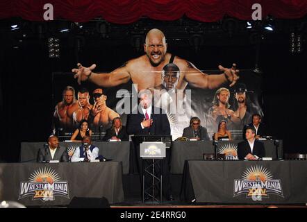 WWE Superstar Big Show attends the Floyd Mayweather & Big Show press conference for Wrestlemania XXIV at The Hard Rock Cafe in New York City, NY, USA on March 26, 2008. Photo by Gregorio Binuya/Cameleon/ABACAPRESS.COM Stock Photo