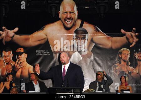 WWE Superstar Big Show attends the Floyd Mayweather & Big Show press conference for Wrestlemania XXIV at The Hard Rock Cafe in New York City, NY, USA on March 26, 2008. Photo by Gregorio Binuya/Cameleon/ABACAPRESS.COM Stock Photo