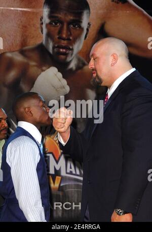 Professional boxer Floyd Mayweather (L) and WWE Superstar Big Show face off at the Floyd Mayweather & Big Show press conference for Wrestlemania XXIV at The Hard Rock Cafe in New York City, NY, USA on March 26, 2008. Photo by Gregorio Binuya/Cameleon/ABACAPRESS.COM Stock Photo