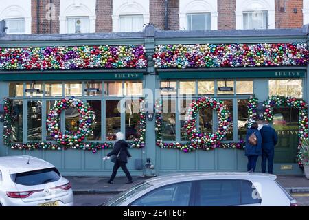 couple looking at restaurant menu outside the Ivy cafe restaurant, London Stock Photo
