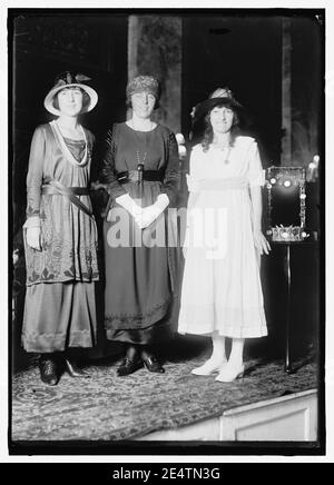 McADOO, MRS. WILLIAM GIBBS, NEE ELEANOR WILSON. WITH MARJORIE STINSON Stock Photo