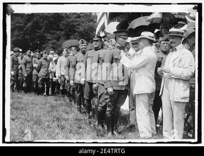 MEDALS, DECORATIONS, ETC. SEC. BAKER DECORATING OFFICERS, JULY 4, 1919. ADM. BENSON IN 30549 AND 30550 Stock Photo