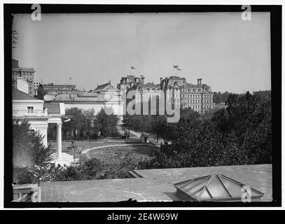 MEMORIAL CONTINENTAL HALL. VIEW FROM ROOF OF CONTINENTAL HALL TOWARD STATE, WAR, AND NAVY BUILDING Stock Photo