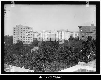 MEMORIAL CONTINENTAL HALL. VIEW FROM ROOF OF CONTINENTAL HALL TOWARD INTERIOR DEPARTMENT BUILDING Stock Photo