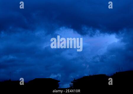 Allerta meteo Roma-Tevere in piena, intervento dei VVF Sommozzatori su un pontile nel Tevere che ha rischiato di disarcionarsi Stock Photo