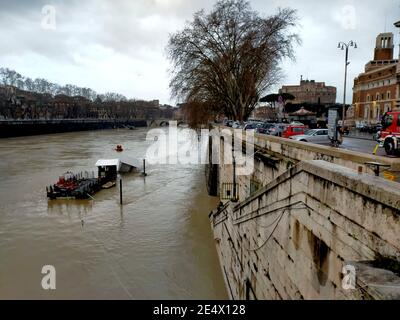 Allerta meteo Roma-Tevere in piena, intervento dei VVF Sommozzatori su un pontile nel Tevere che ha rischiato di disarcionarsi Stock Photo