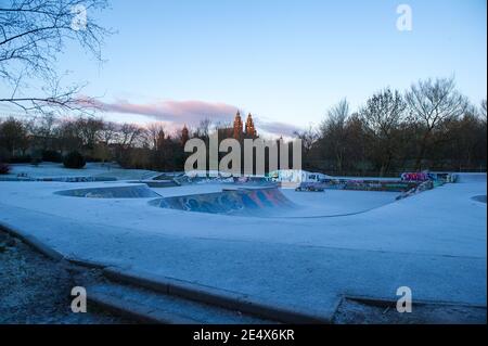 Glasgow, Scotland, UK. 25th Jan, 2021. Pictured: A cold and frosty morning with temperatures overnight dipping to -2C, as the sun rises, the temperature rises only to about  1C in some areas with icing and frost covering the ground. A warm morning glow in the west as the rising sun illuminates the city, showing Kelvingrove Park and Glasgow's west end area. Credit: Colin Fisher/Alamy Live News Stock Photo