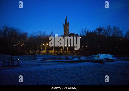 Glasgow, Scotland, UK. 25th Jan, 2021. Pictured: A cold and frosty morning with temperatures overnight dipping to -2C, as the sun rises, the temperature rises only to about  1C in some areas with icing and frost covering the ground. A warm morning glow in the west as the rising sun illuminates the city, showing Kelvingrove Park and Glasgow's west end area. Credit: Colin Fisher/Alamy Live News Stock Photo