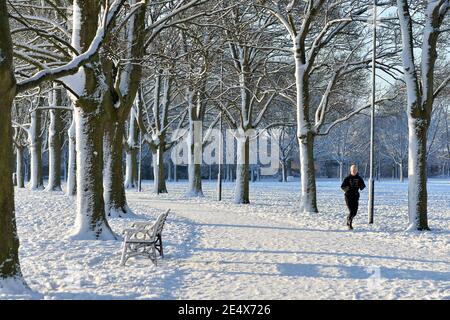 Leicester, Leicestershire, UK 25th Jan 2021. UK. Weather. Snow. A snowy morning in Victoria Park in Leicester City. Alex Hannam/Alamy Live News Stock Photo