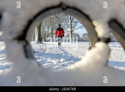 Leicester, Leicestershire, UK 25th Jan 2021. UK. Weather. Snow. A snowy morning in Victoria Park in Leicester City. Alex Hannam/Alamy Live News Stock Photo